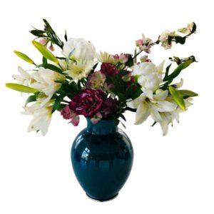 Naturtrogen bukett i exklusiv färgpalett Denna eleganta och naturtrogna bukett är skapad för att ge ett lyxigt, levande intryck – året runt. En harmonisk kombination av mjuka rosa toner, krispigt vitt och friska gröna inslag skapar ett tidlöst uttryck som passar lika bra i hemmet som i hotellmiljöer, restauranger, kontor och showrooms. Buketten är uppbyggd av noggrant utvalda konstgjorda snittblommor med mycket hög detaljrikedom, vilket gör den svår att skilja från äkta blommor. De varierande stjälklängderna (ca 50–80 cm) ger ett naturligt och luftigt fall, perfekt för större vaser och stilrena arrangemang. En bukett som aldrig vissnar – men alltid imponerar. Innehåll: • Gerbera 9116-1 • Pion (rosa) 7070 • Pion (vit) 7177 • Tigerlilja 7201 • Bougainvillea 6603 Produktinformation: • Naturtrogna konstgjorda snittblommor • Längd: ca 50–80 cm • Färgskala: rosa, vitt, grönt • Underhållsfri & allergivänlig • Vas ingår ej 💡 Perfekt för dig som vill ha ett exklusivt blomsterarrangemang utan skötsel – med maximal visuell effekt.