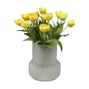 Konstgjord gul tulpan som bukett i frostig vas