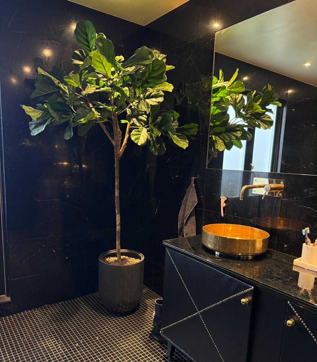 Konstgjord Fiolfikus med äkta trädstam - Hos Laila Bagge