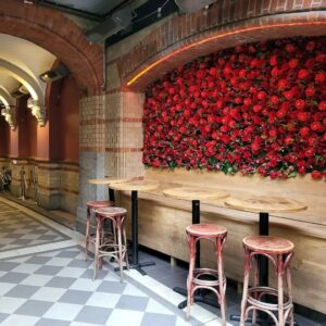 Blomvägg | Backdrop röda mixade blommor