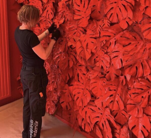 Konstgjord röd Monstera blomvägg