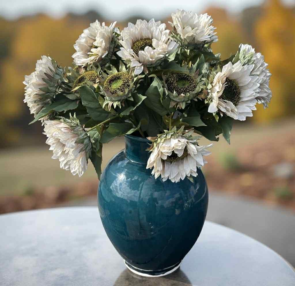 Konstgjord solros kvist med grön och en vit blomma