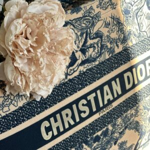 cremefärgad blombrosch