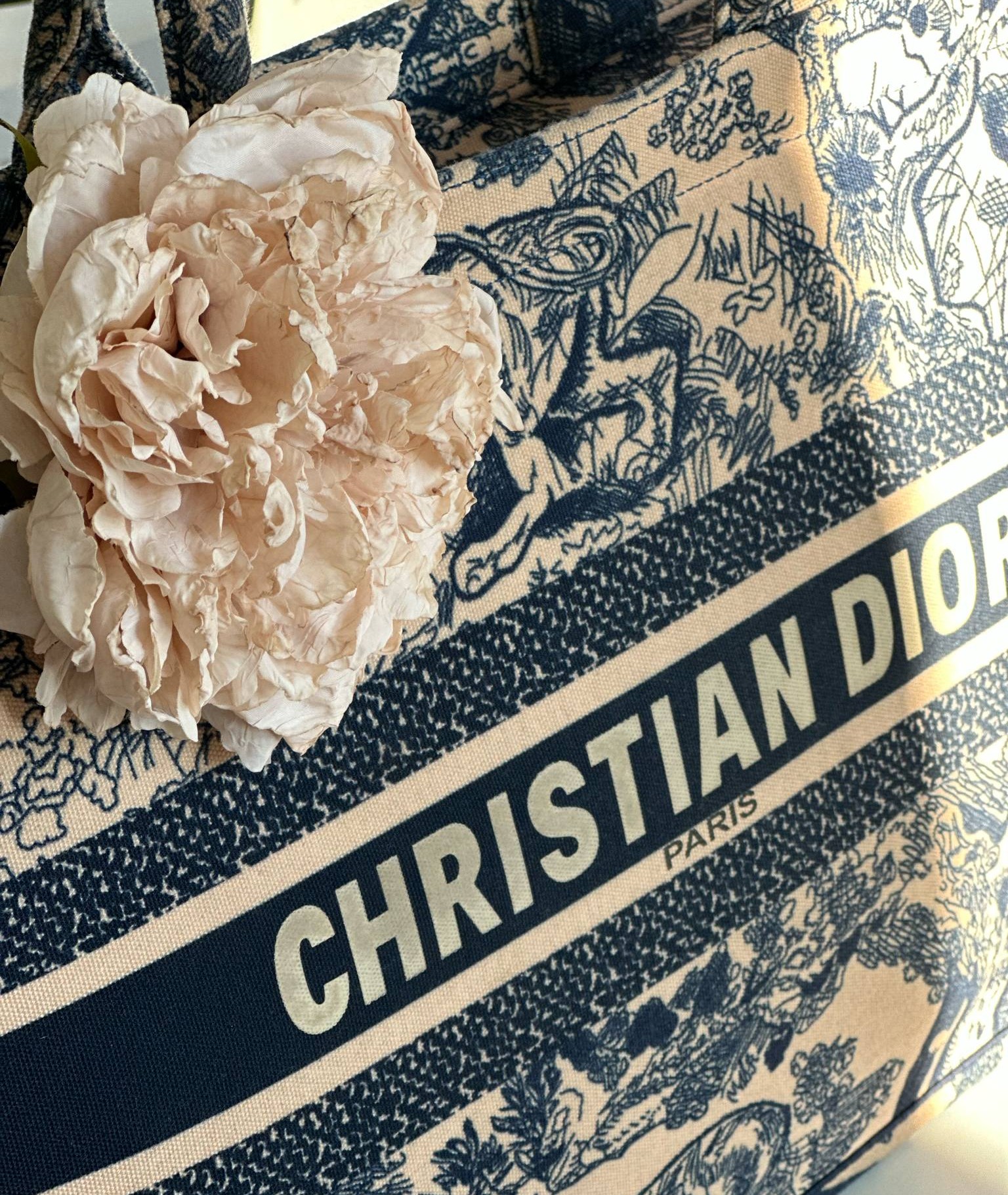 cremefärgad blombrosch