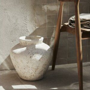 Baku vitmelerad urna 33x34 cm i terrakotta