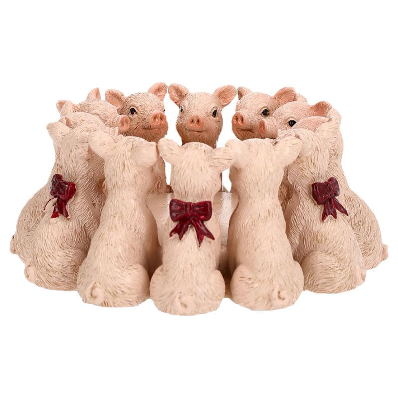 Ljuslykta | Grisar I Ring Med Röd Rosett Poly Ø11x5 cm