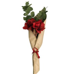 Konstgjort arrangemang av röd Ammaryllis och grön eukalyptuskvist