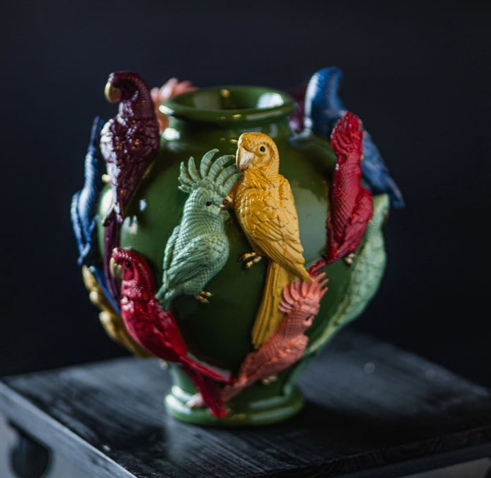 Grön vas exotisk med papegojor