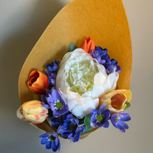 Färgstark vårbukett med pion