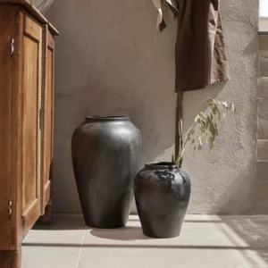 Svartmelerad Baku urna 50 cm i terrakotta