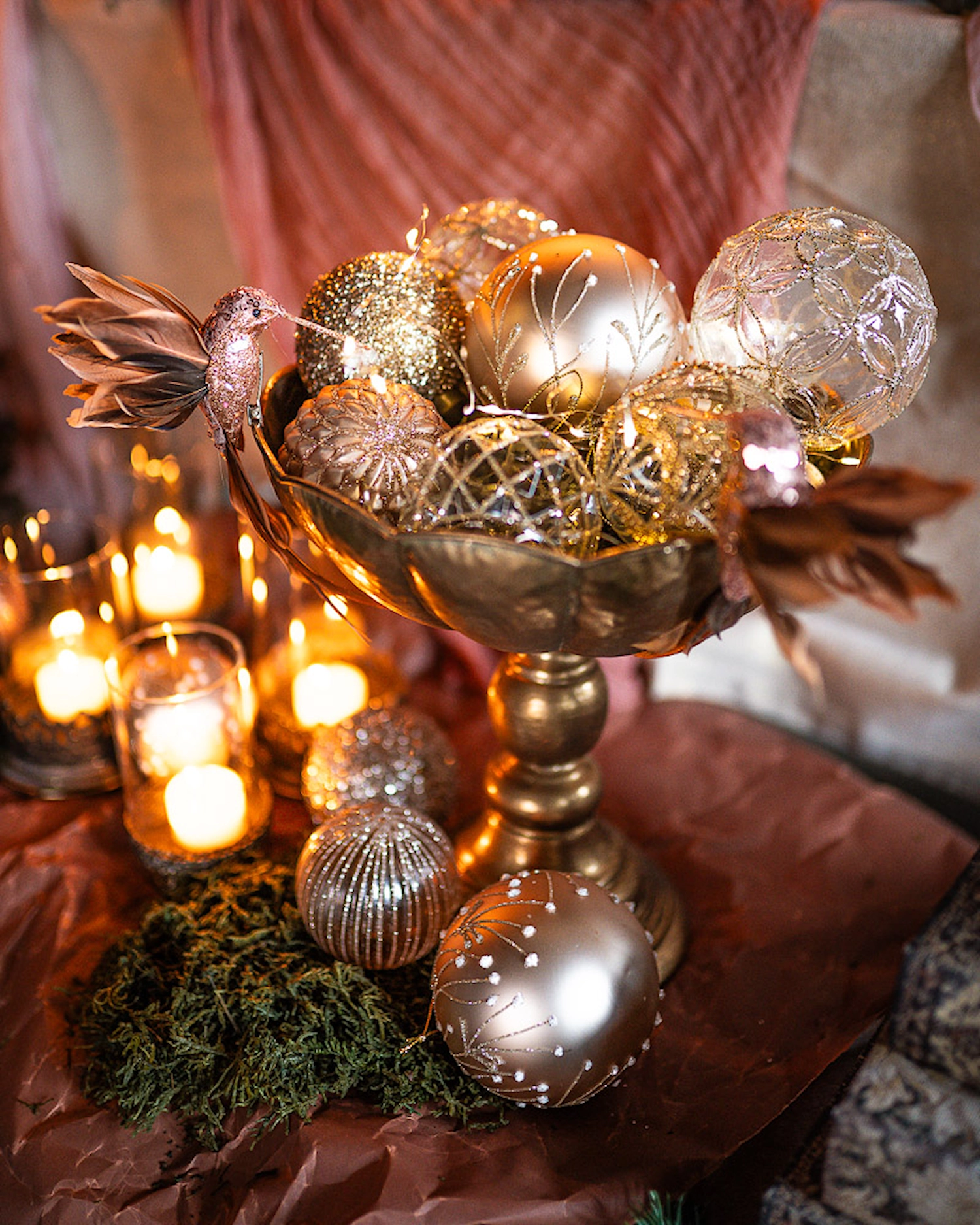Savoy champagnefärgade julkulor med glitter i elegant jularrangemang
