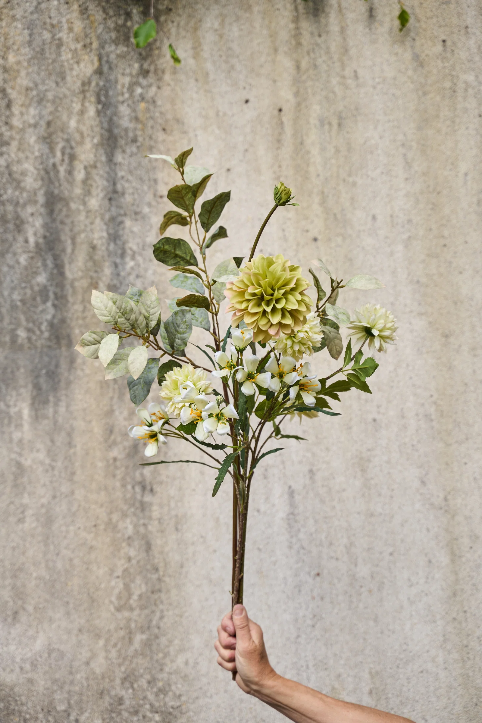 Grön konstgjord dahliakvist 71 cm med blomma och knopp