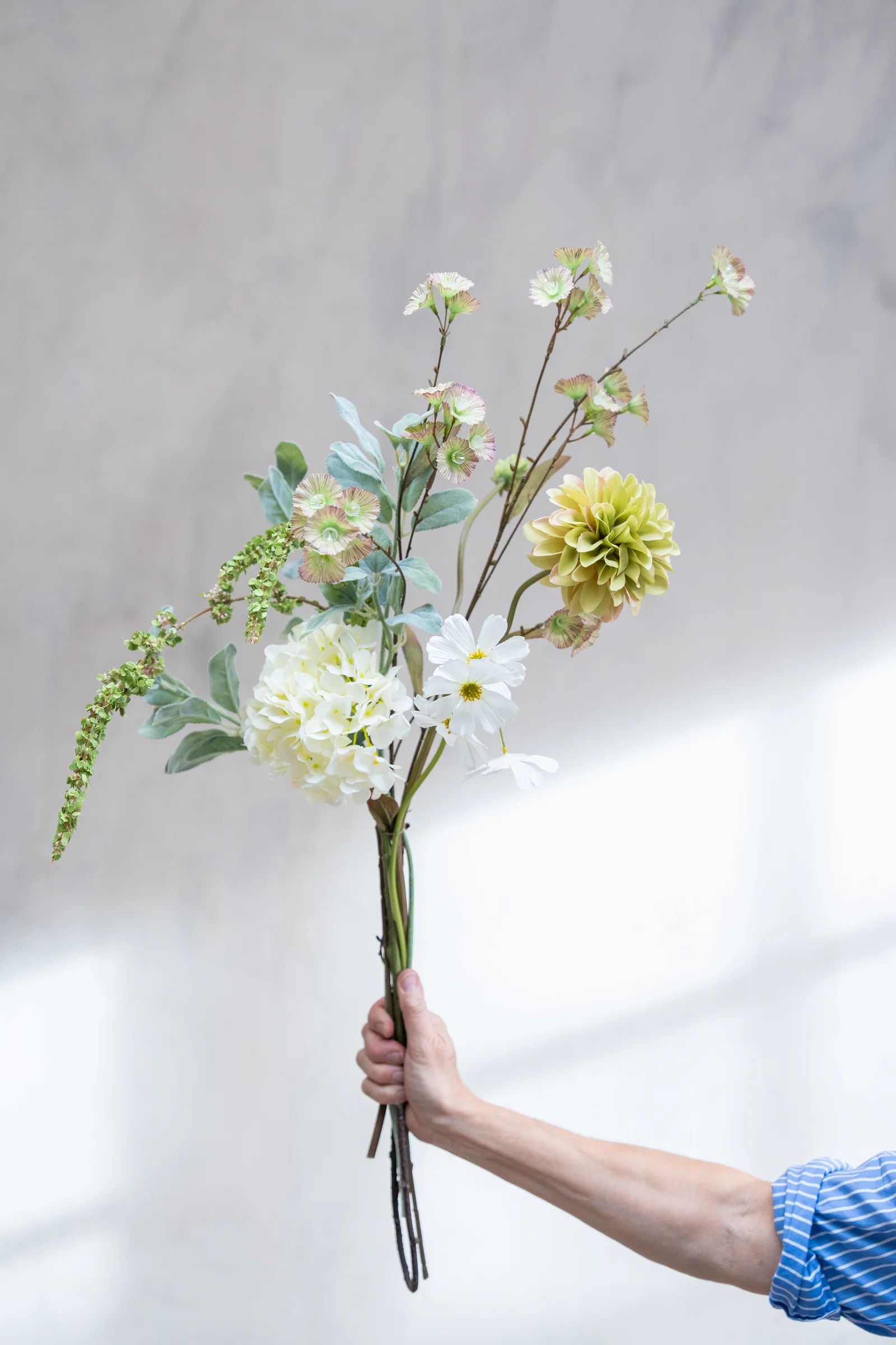 Grön konstgjord dahliakvist 71 cm med blomma och knopp