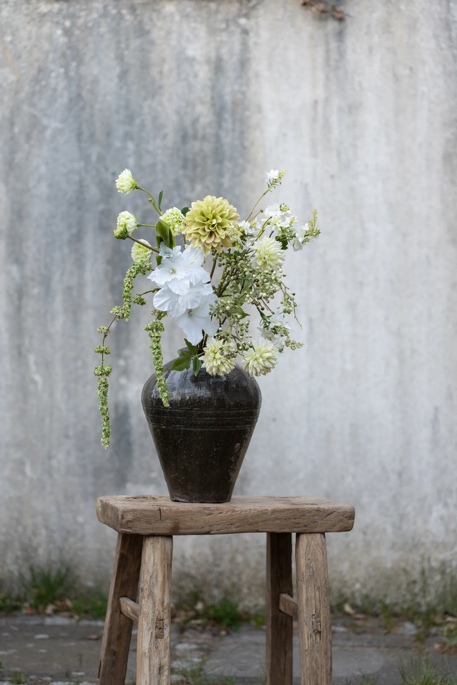 Grön konstgjord dahliakvist 71 cm med blomma och knopp