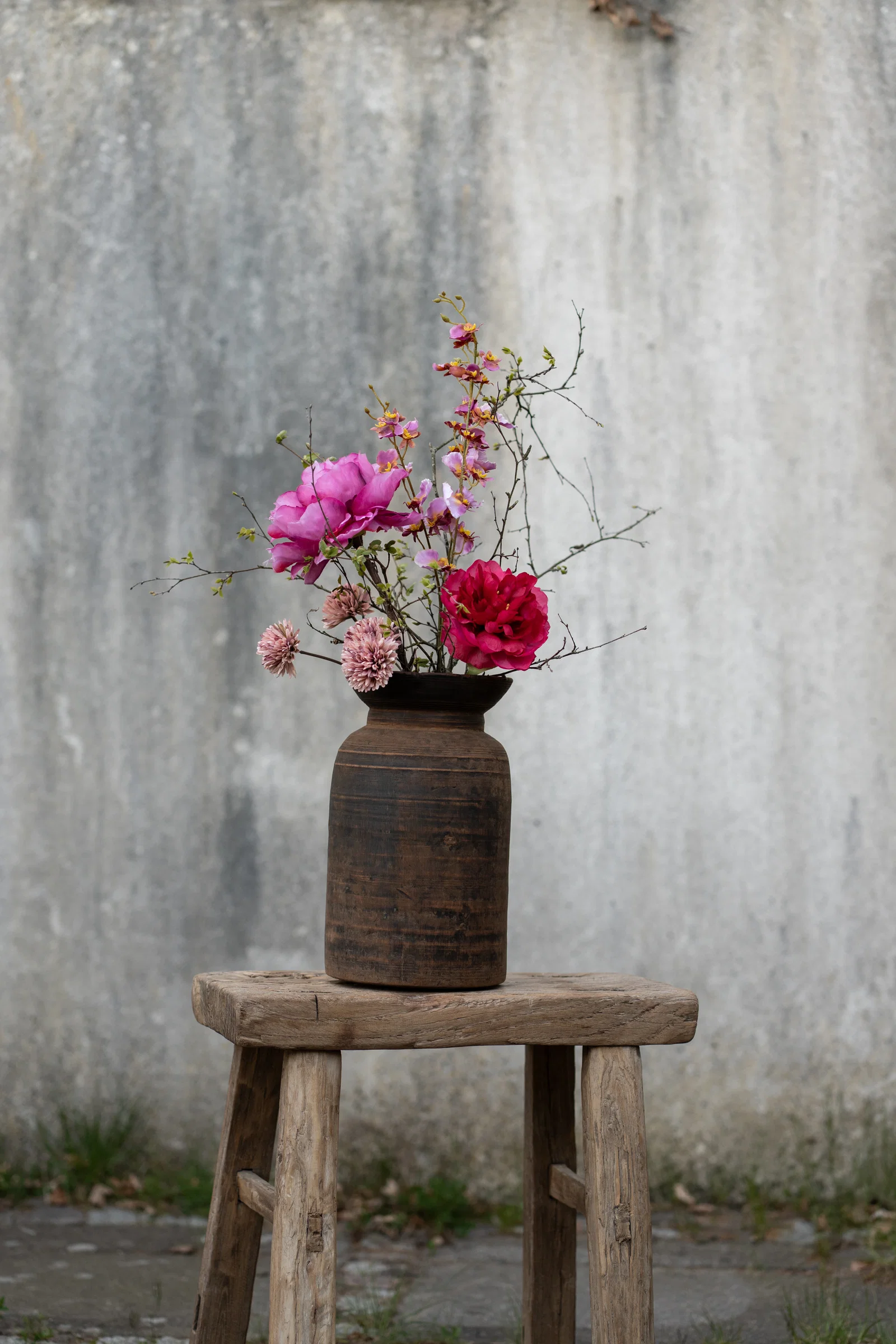 Konstgjord orkidéstjälk 76 cm med lila och rosa orkidéblommor