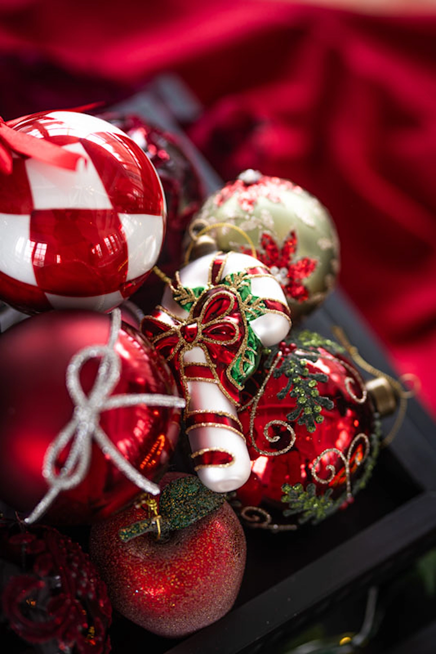 Gröna julkulor med röda julmotiv