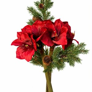 Konstgjord amaryllisbukett 50 cm med röda amaryllisblommor, grönt granris och dekorativa kottar mot vit bakgrund