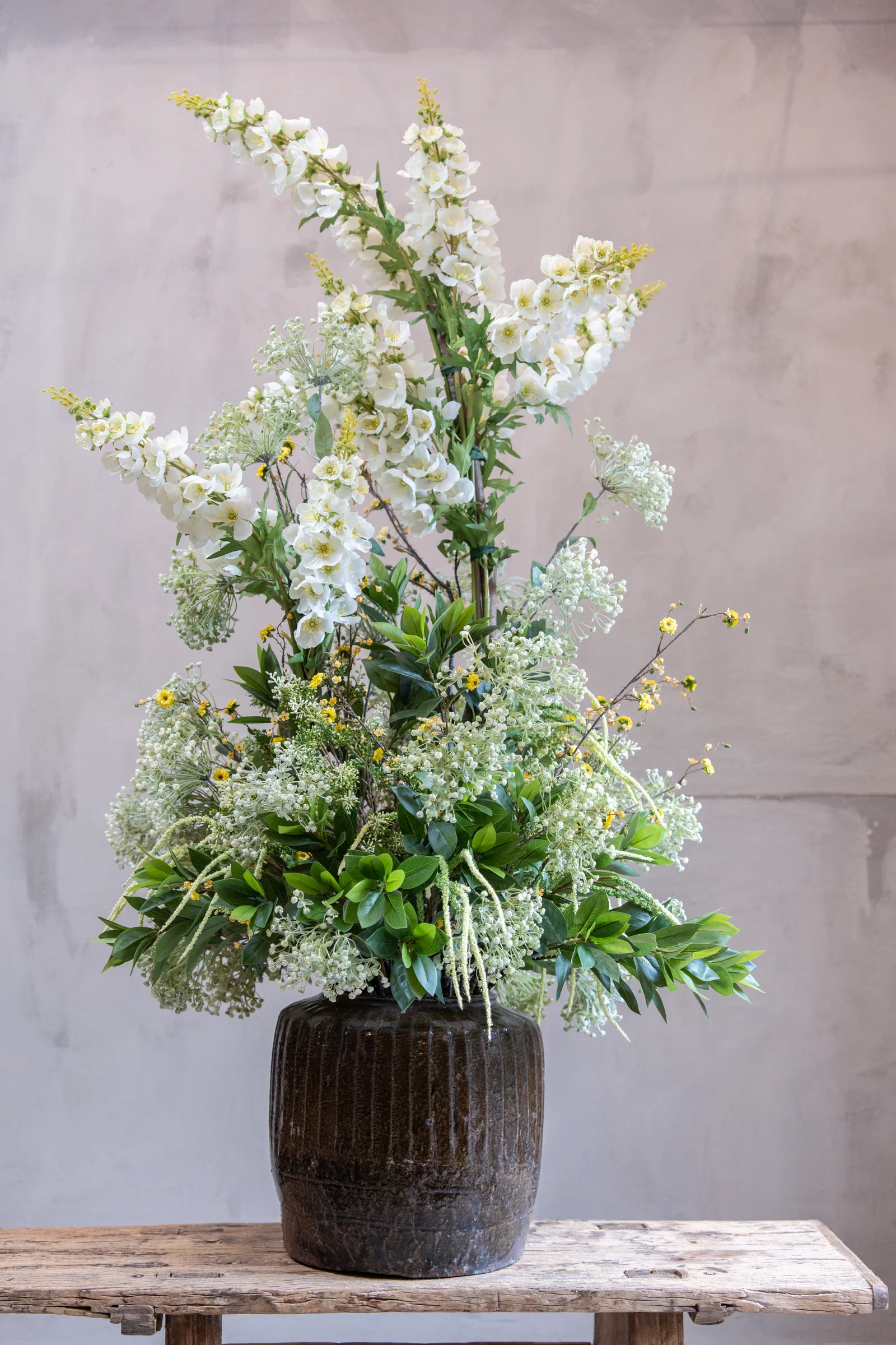 Konstgjord brudslöja med små ljusa blomknoppar och gröna blad på en 91 cm lång stjälk.