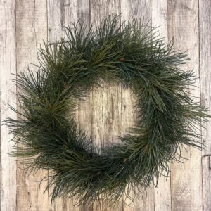 Konstgjord tallkrans 60 cm med gröna tallkvistar och dekorativa knoppar för jul- och vinterdekoration.
